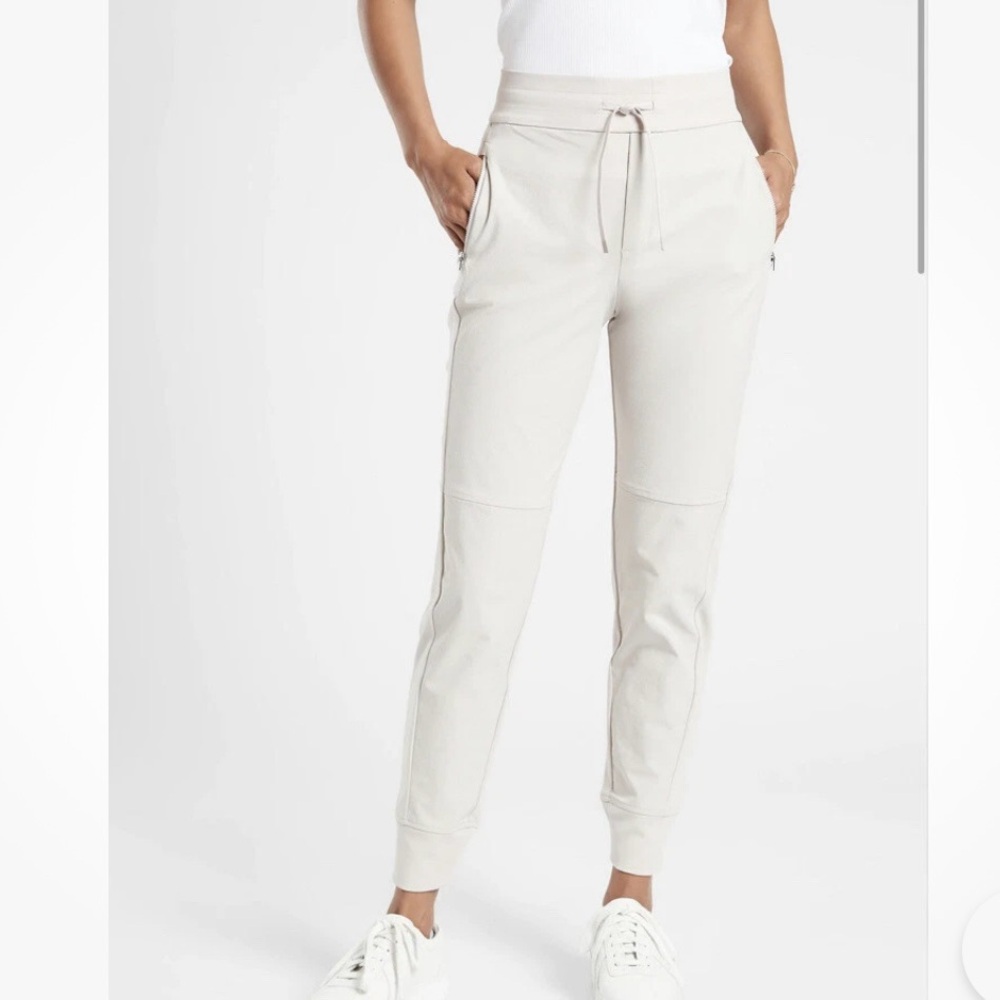 ATHLETA Size 6 Headlands Hybrid Trek Mid Rise Jogger beige